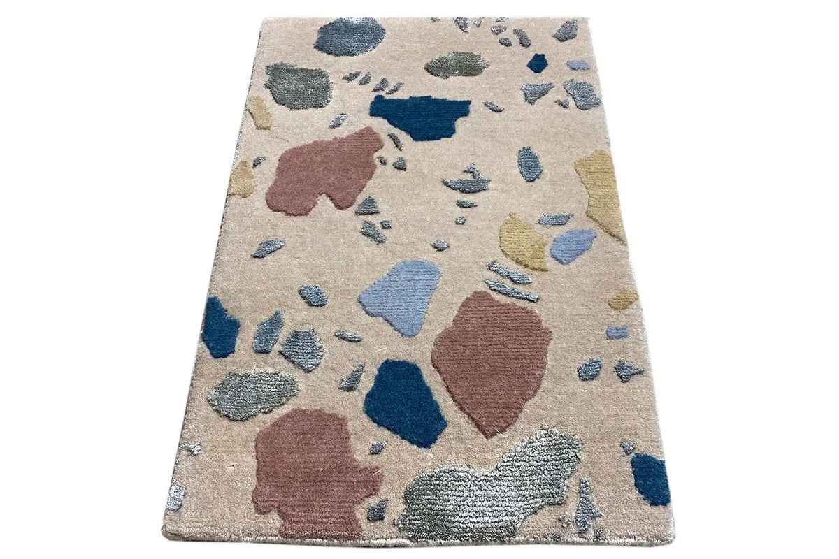 Rug with a colorful speckled pattern on a beige background, 60x40 cm
