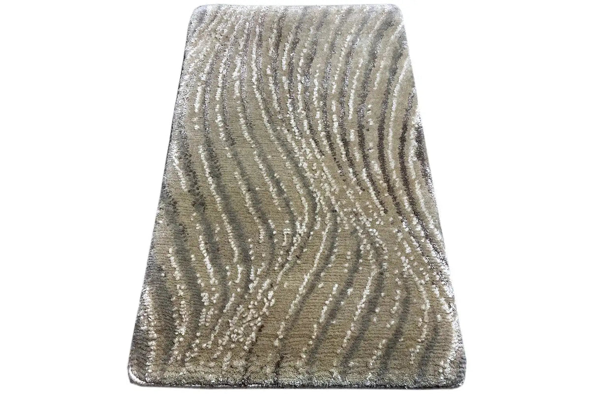 Rectangular rug with beige and silver-gray wavy stripes, with a shimmering high pile.