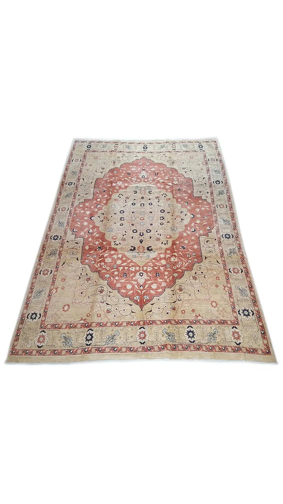 Sultan Abad Exclusive rug, diagonal view: beige background with a red medallion