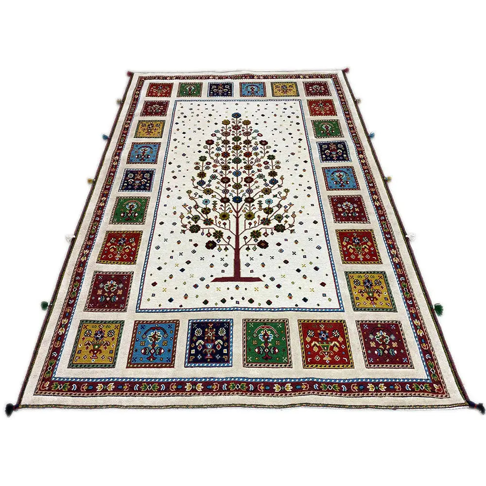 Classic rug with a tree motif in the center and a colorful border