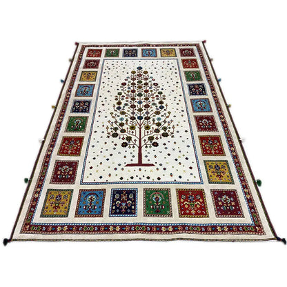 Classic rug with a tree motif in the center and a colorful border