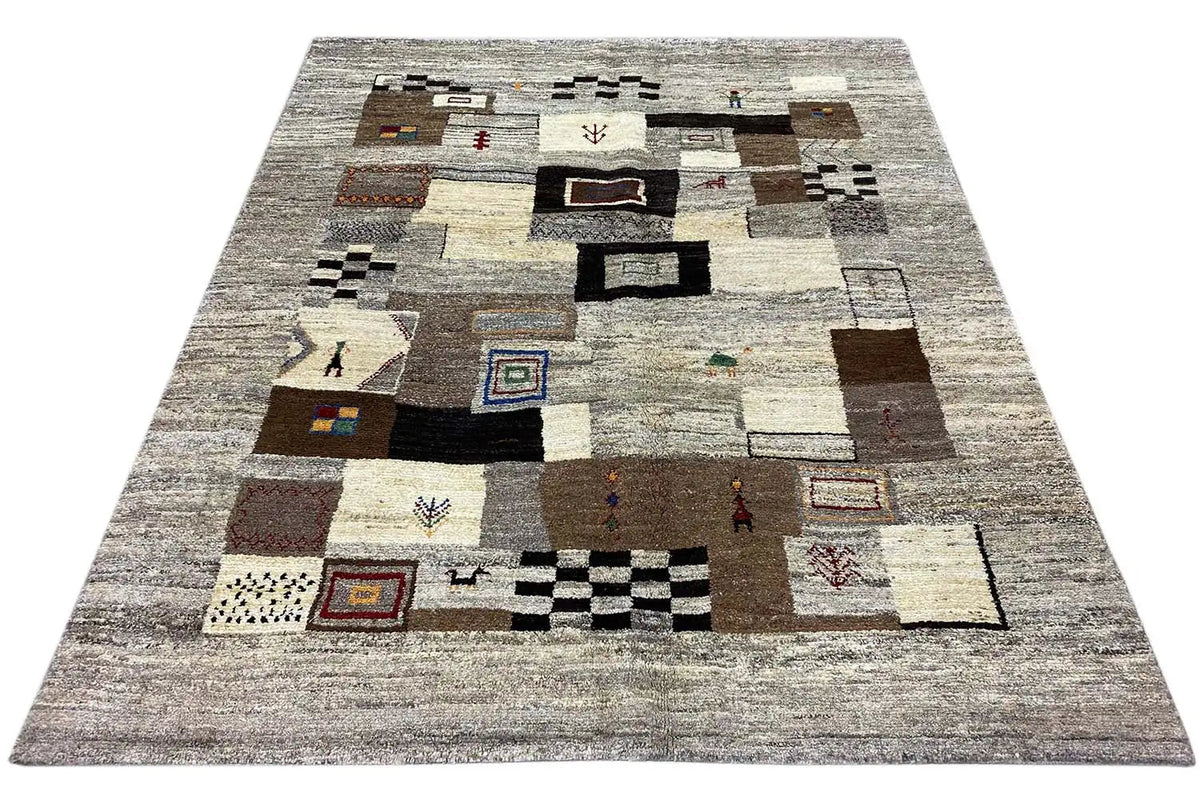 Rug with geometric patchwork in beige and gray, central pattern