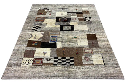 Rug with geometric patchwork in beige and gray, central pattern