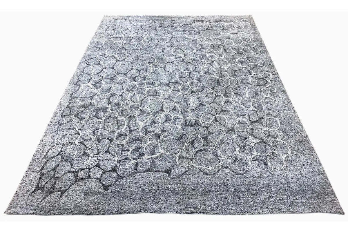 Hand-tufted rug, blue-gray scale pattern, relief in diagonal perspective