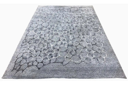 Hand-tufted rug, blue-gray scale pattern, relief in diagonal perspective