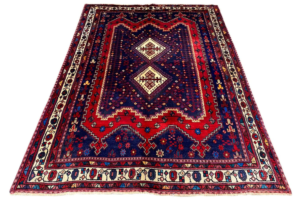 Sirjan rug in an A-location with central medallions, decorative borders and fringes