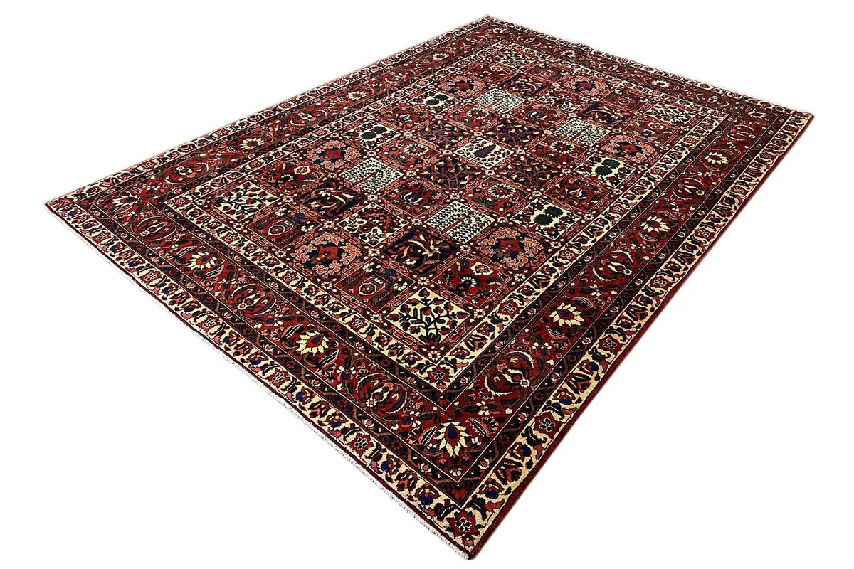 Bakhtiari rug 340x238 cm, tied border and central medallion