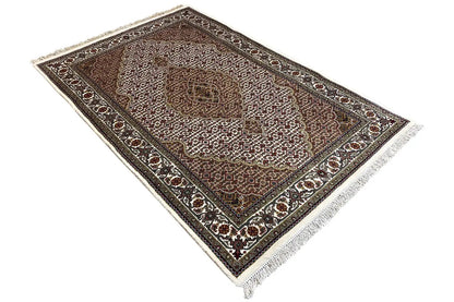 Indo Täbriz rug 181x120 cm, diagonal view with an all-around decorative border
