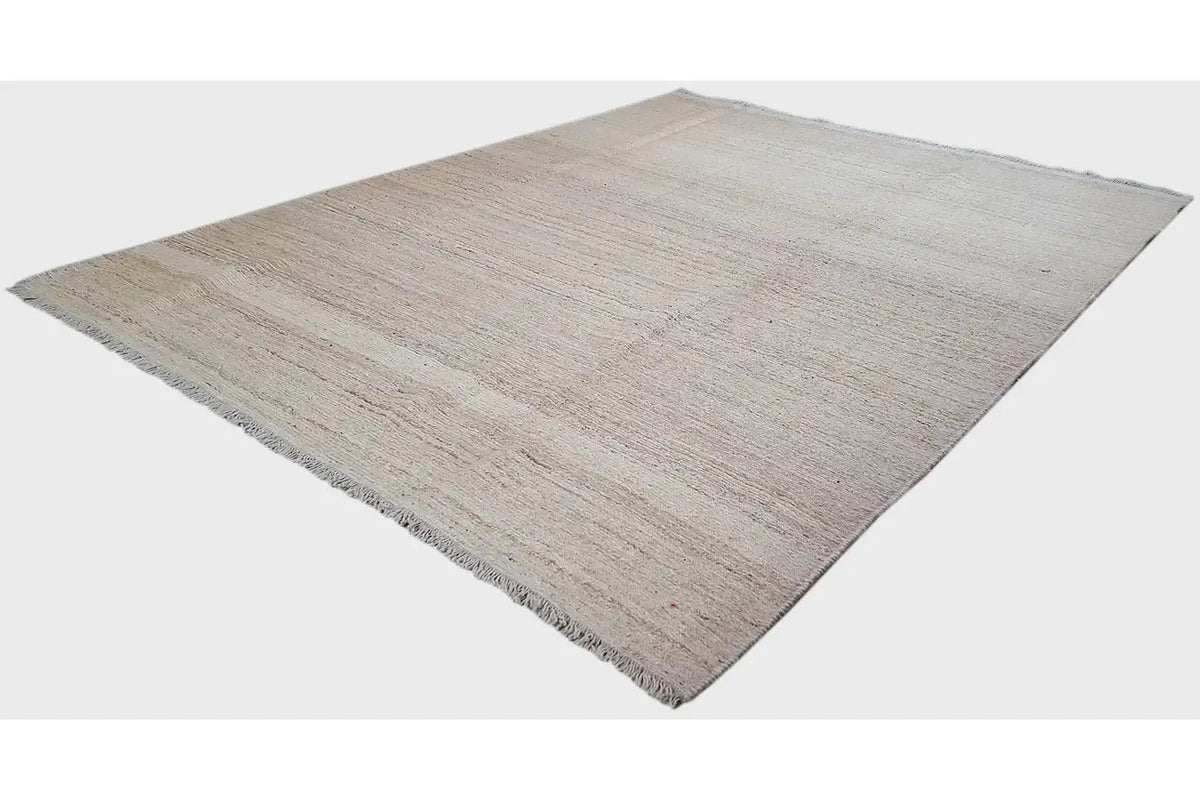 Kelim Qashqai rug, light beige with a subtle texture, diagonal view, with fringes along the edges