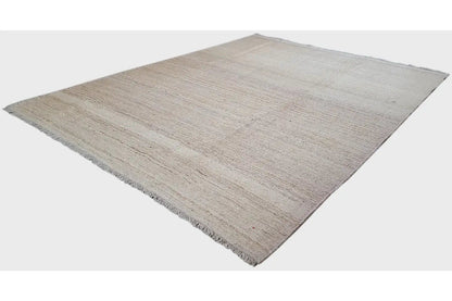 Kelim Qashqai rug, light beige with a subtle texture, diagonal view, with fringes along the edges