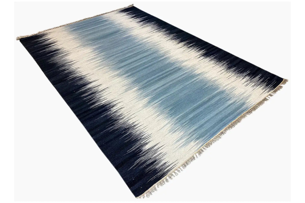 Kilim rug 160x230 cm, diagonal view, blue and white patterns, fringes
