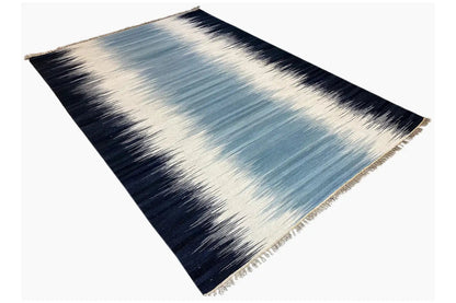 Kilim rug 160x230 cm, diagonal view, blue and white patterns, fringes