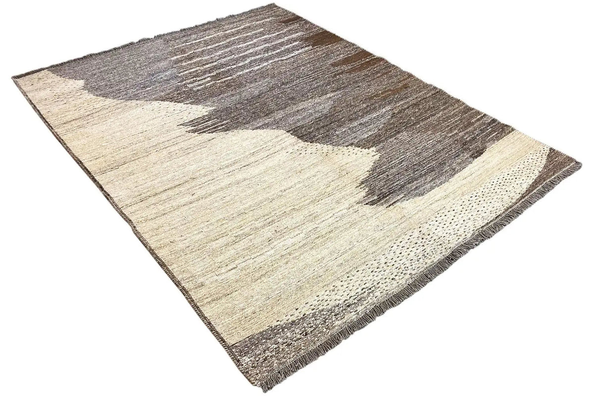 Kelim Qashqai rug diagonal, beige background with gray abstract zigzag patterns
