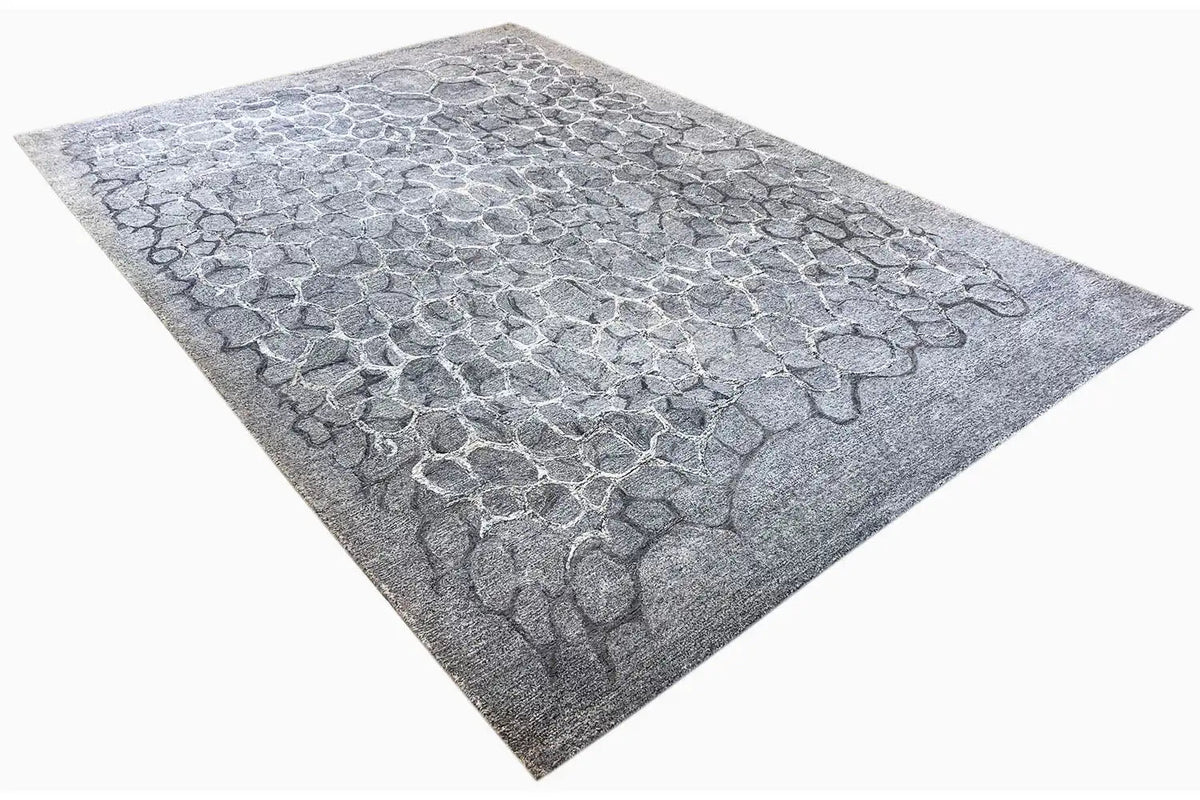 Hand-tufted rug 200x300 cm in light gray pebble honeycomb look, three-quarter view