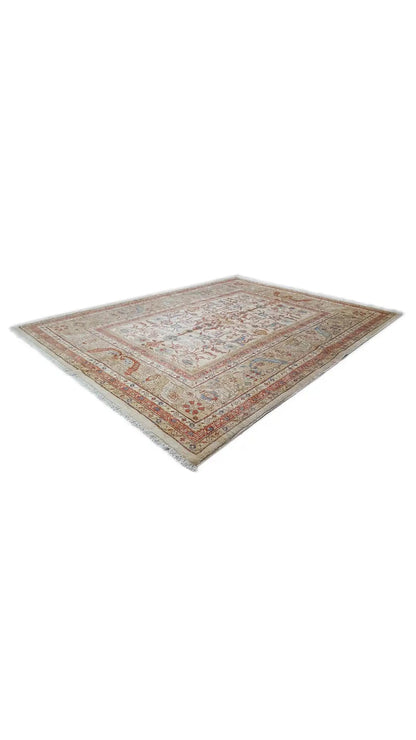 Sultan Abad exclusive rug, laid at an angle: fine medallion and decorative elements.