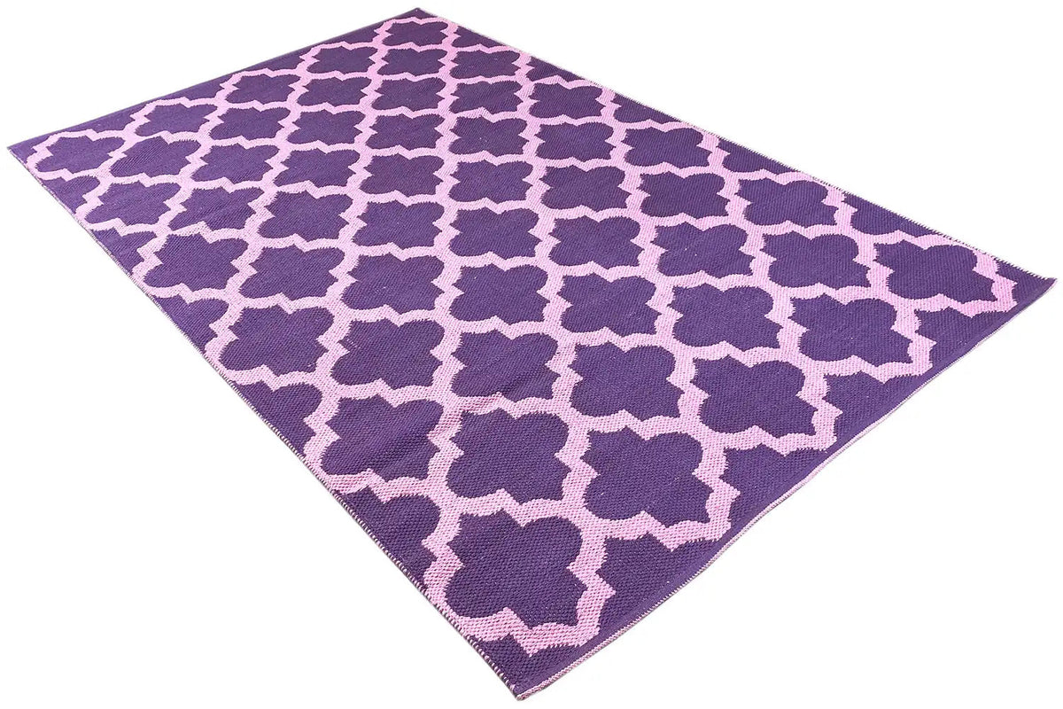 Kelim in a square viewing angle, purple design with pink quatrefoil ornaments