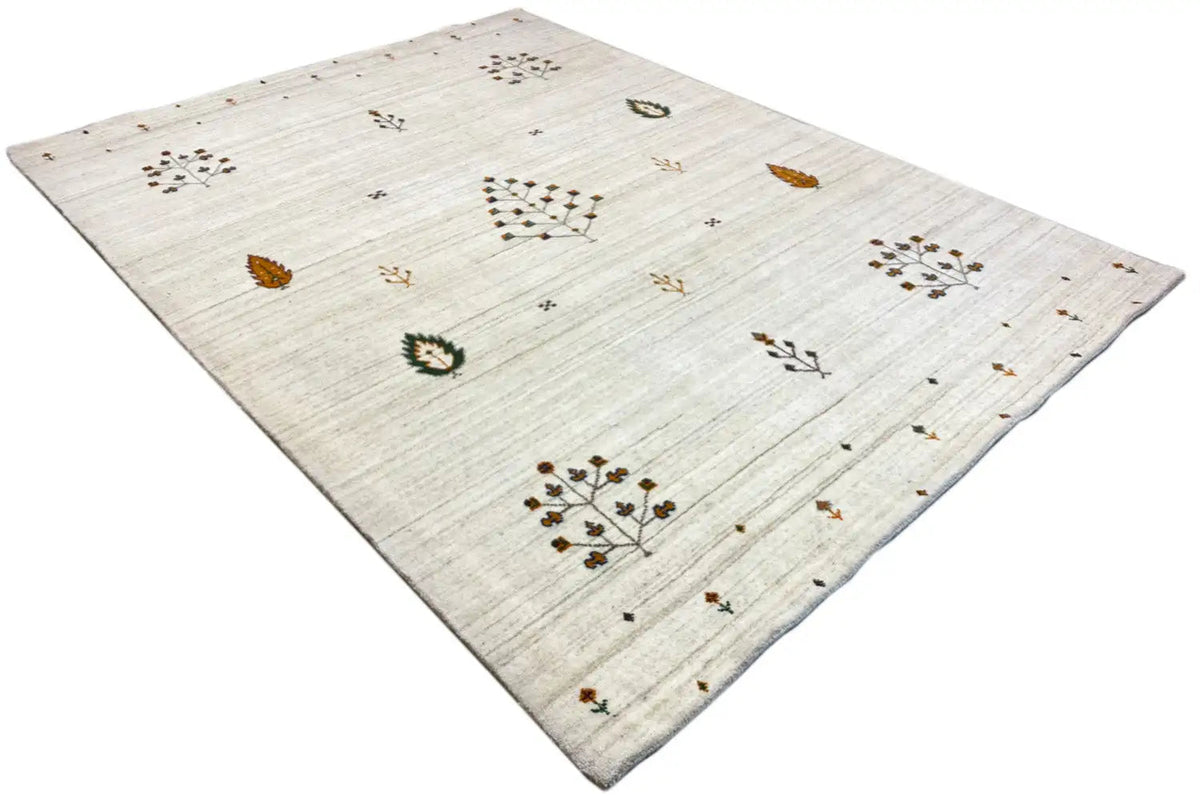 Light beige rug with a diagonal arrangement of floral ornaments, border corner