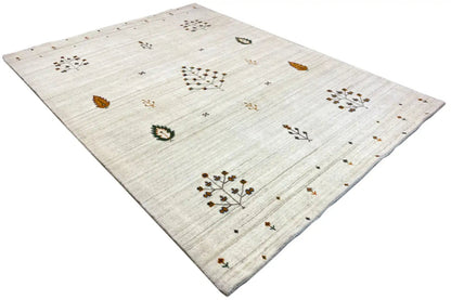 Light beige rug with a diagonal arrangement of floral ornaments, border corner