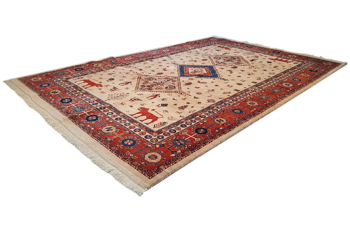 Qashqai exclusive carpet, corner view: red border pattern and cream-colored background