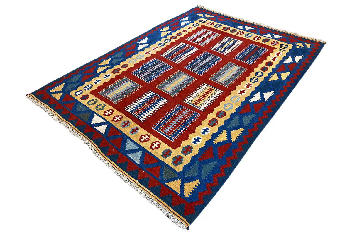 Kilim Qashqai rug: diagonal overall view with a colorful border and central diamond pattern