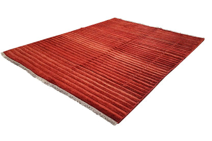 Red rug with fine lines, lying diagonally, with fringes