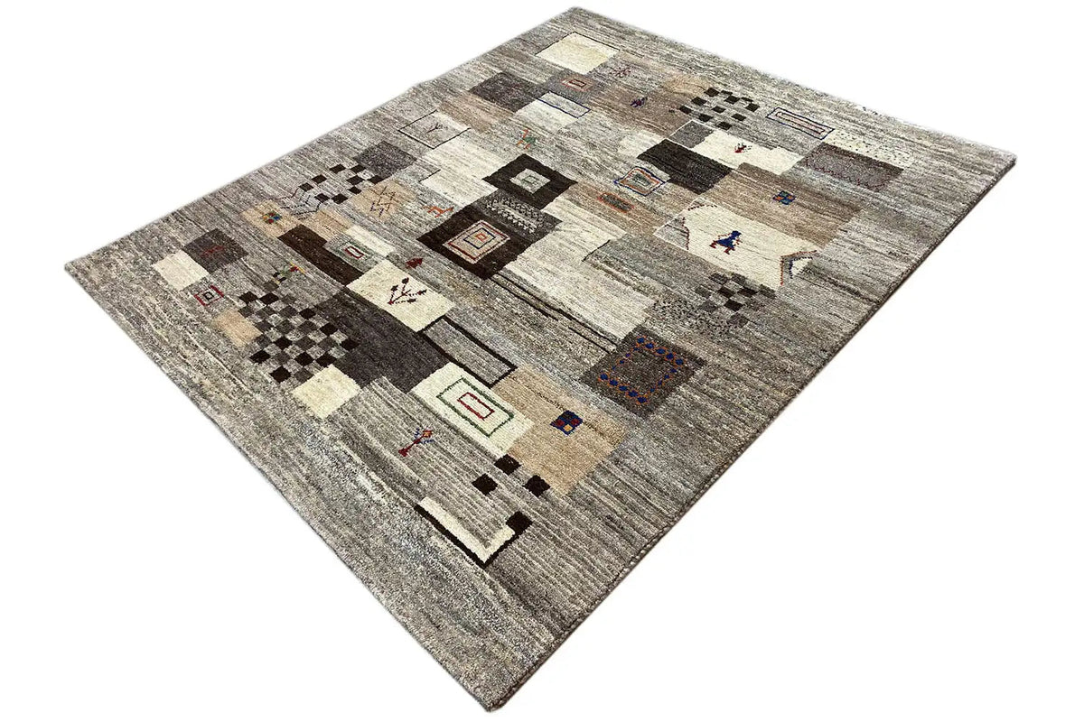 Gabbeh rug: Oblique view of the geometric pattern with central tiles and decorative elements.