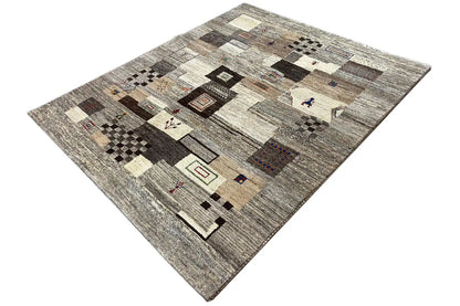 Gabbeh rug: Oblique view of the geometric pattern with central tiles and decorative elements.