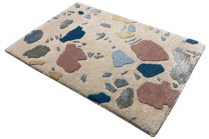 Rug with colorful, irregular shapes on a beige background, 60x40 cm
