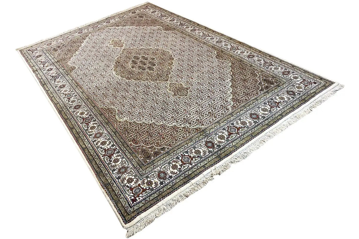 Indo Tabriz rug, diagonal view, medallion pattern and finely crafted border