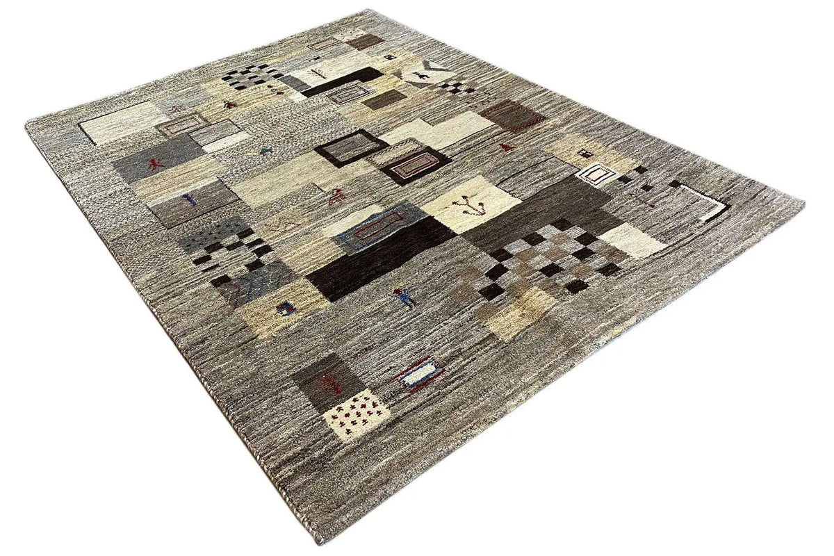 Rug with colorful details, patterned in gray, beige, black, and brown