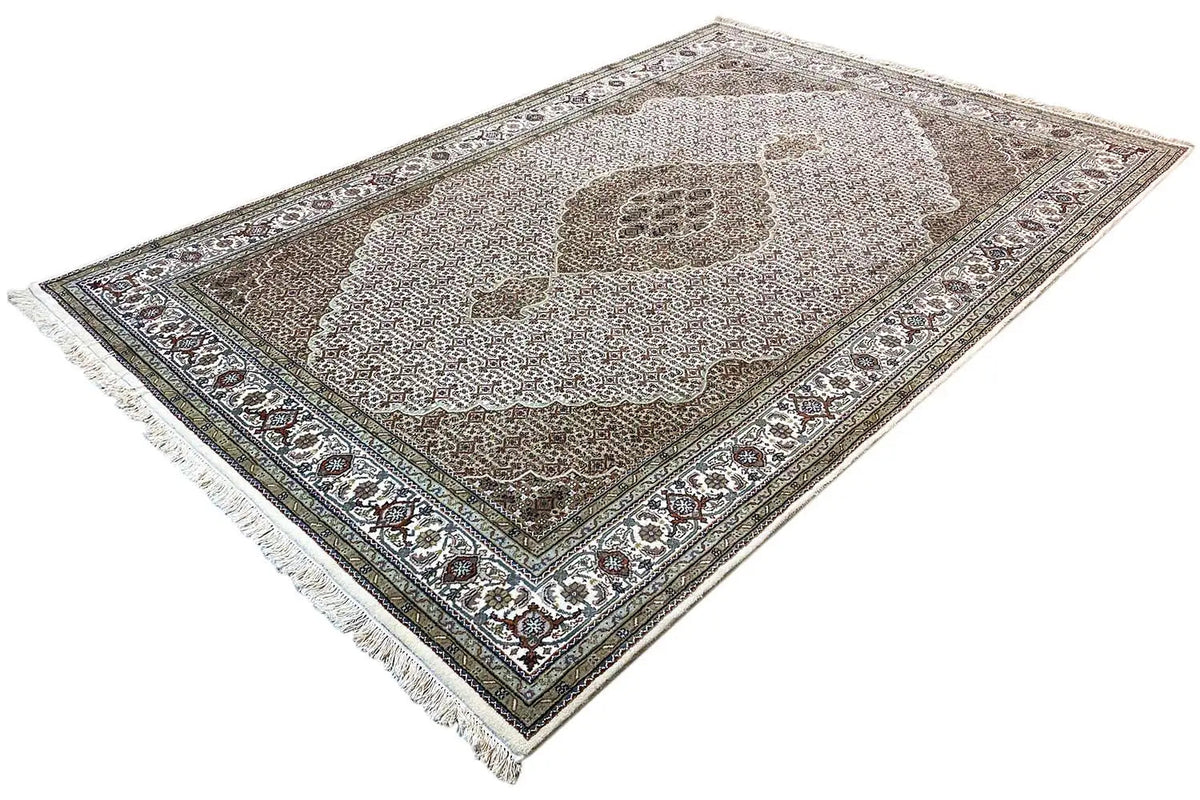 Indo Tabriz rug, diagonal view, border frame with ornamental pattern and fringes