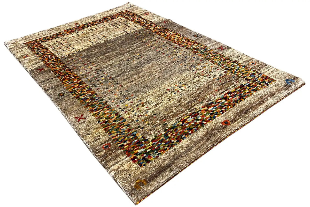 Rug 139x98 cm, diagonal view, light gray pile with colorful borders