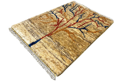 Gabbeh Lori rug (86x61 cm), laid out, beige background with a tree motif in blue/red, fringes.