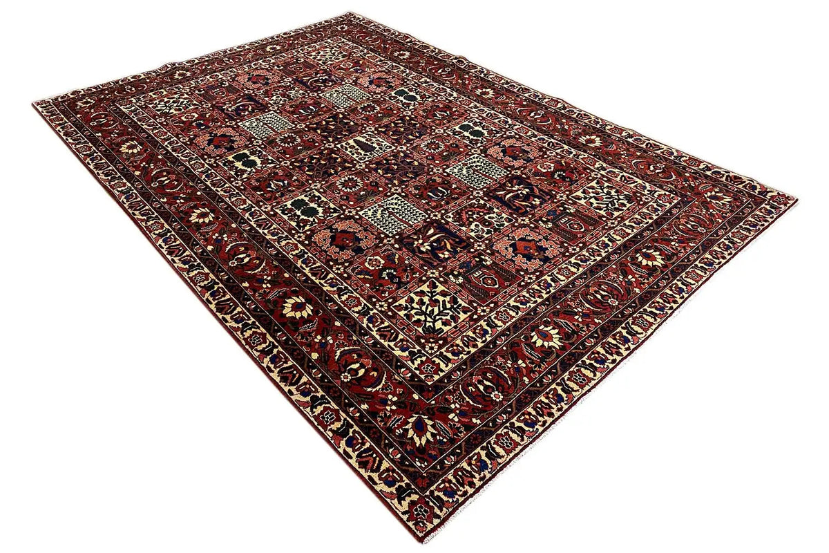 Bakhtiari rug 340x238 cm, diagonal perspective with fine ornamental detail