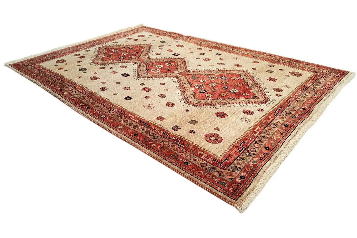 Beige carpet with red medallion, side view of the border