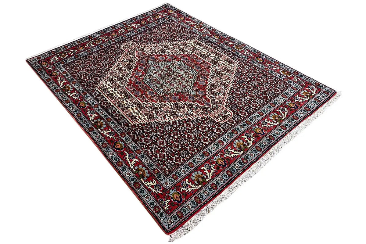 Hamadan rug diagonal with dark red pattern, central medallion and decorative border