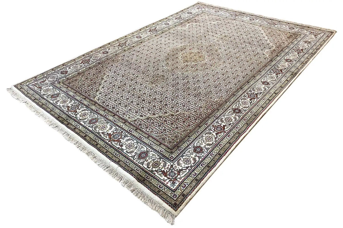 Indo Tabriz rug with a central medallion and ornamental border, with fringes, 293x201 cm.