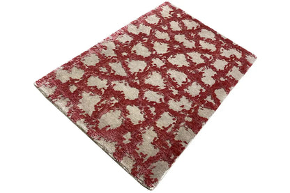 Carpet in diagonal view: red ornament on a light background