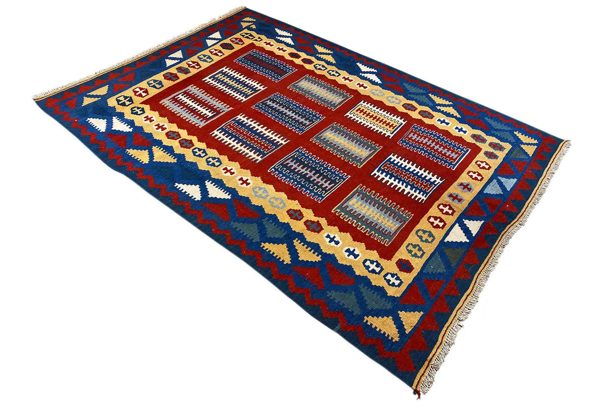 Kilim Qashqai rug: Oblique view of the multicolored pattern with fringes