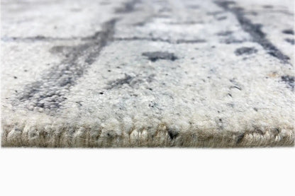Hand-tufted rug 237x167 cm, detail of the pile height at the edge, light material with dark accents