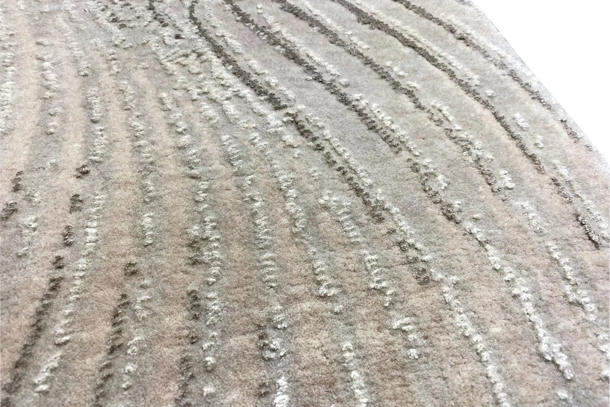 Close-up of the surface: Light gray carpet with elongated, wave-shaped lines