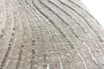 Close-up of the surface: Light gray carpet with elongated, wave-shaped lines