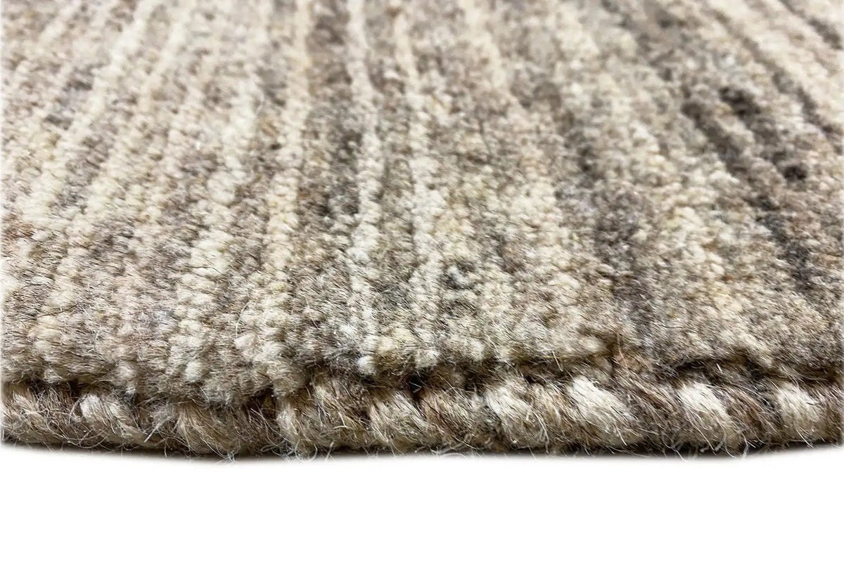 Gabbeh rug: close-up of the pile with a fine texture and a slightly fringed edge.