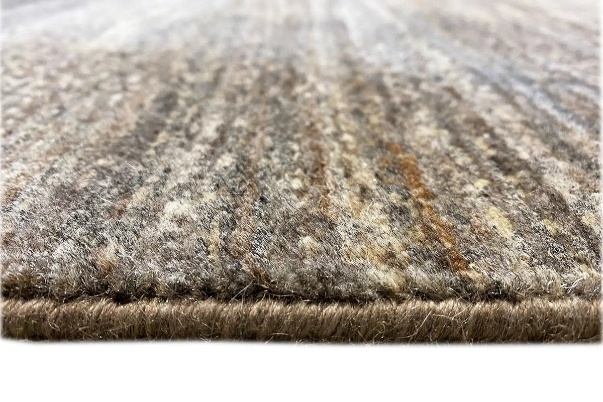 Gabbeh-Lori rug: close-up of the rug edge and pile height, mottled beige-gray