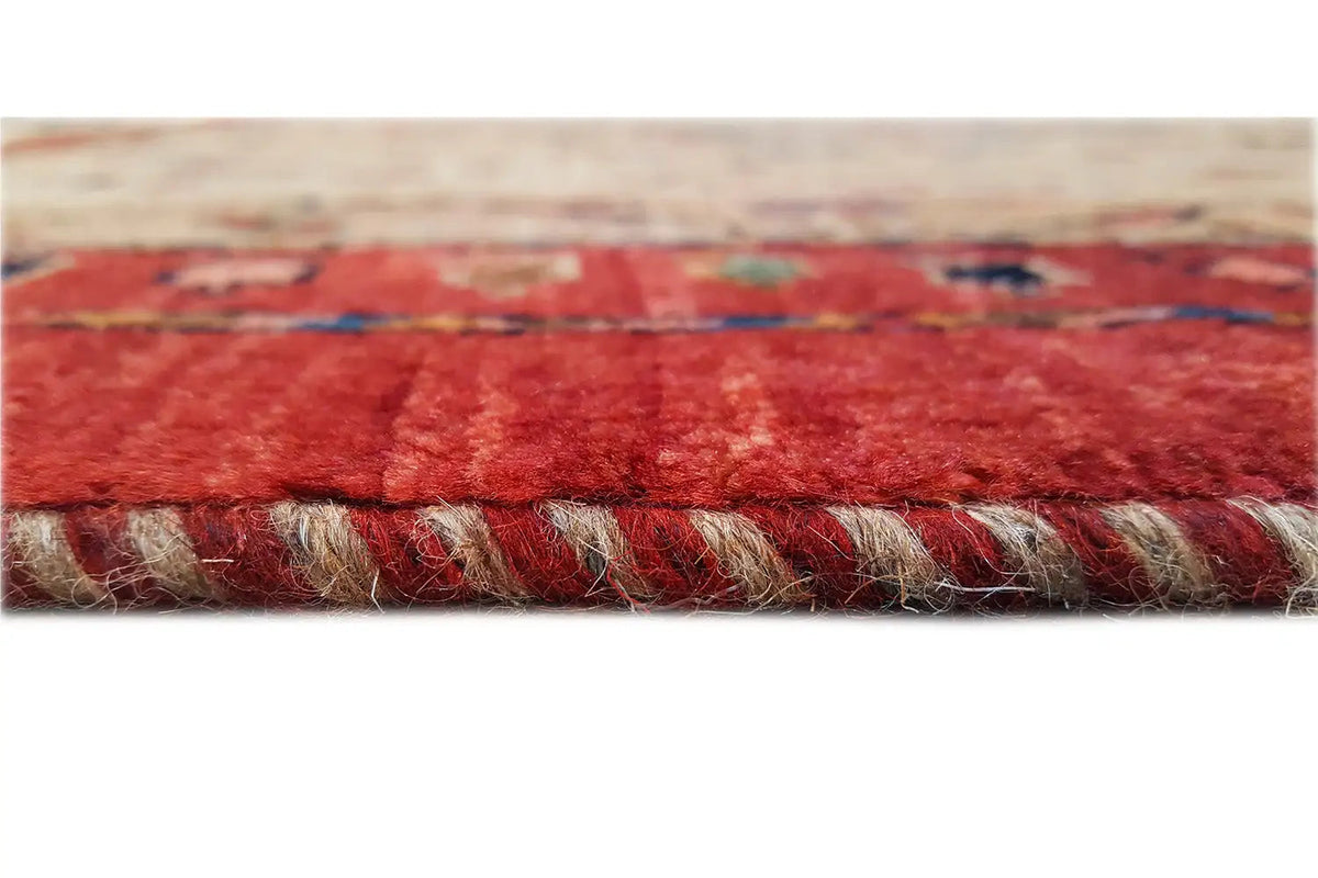 Qashqai luxury carpet, detail of the fringe and edge binding; red pile with dark accents