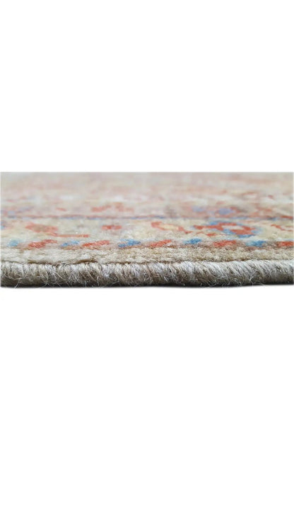 Sultan Abad exclusive rug: detail of the edge with fringe and blue/red color accents