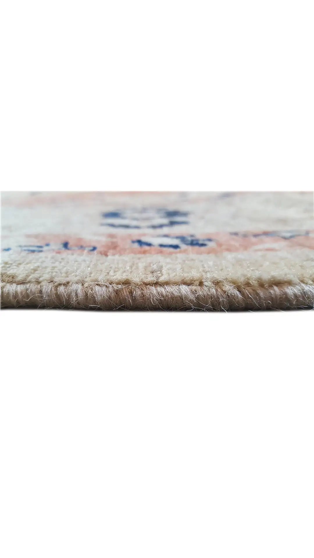 Sultan Abad Exclusive rug: close-up of the pile edge, beige and multicolored texture