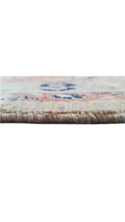 Sultan Abad Exclusive rug: close-up of the pile edge, beige and multicolored texture