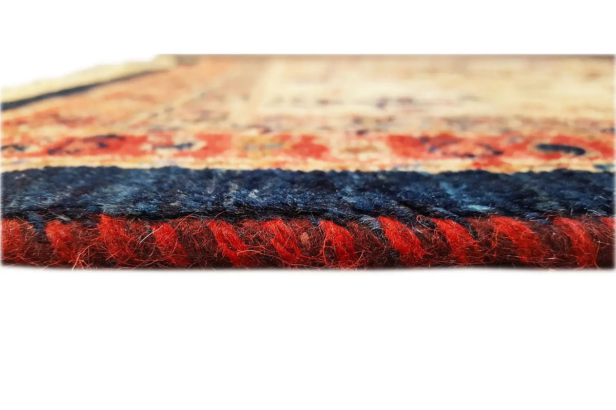 Qashqai exclusive carpet: side view with red edge and dark backing