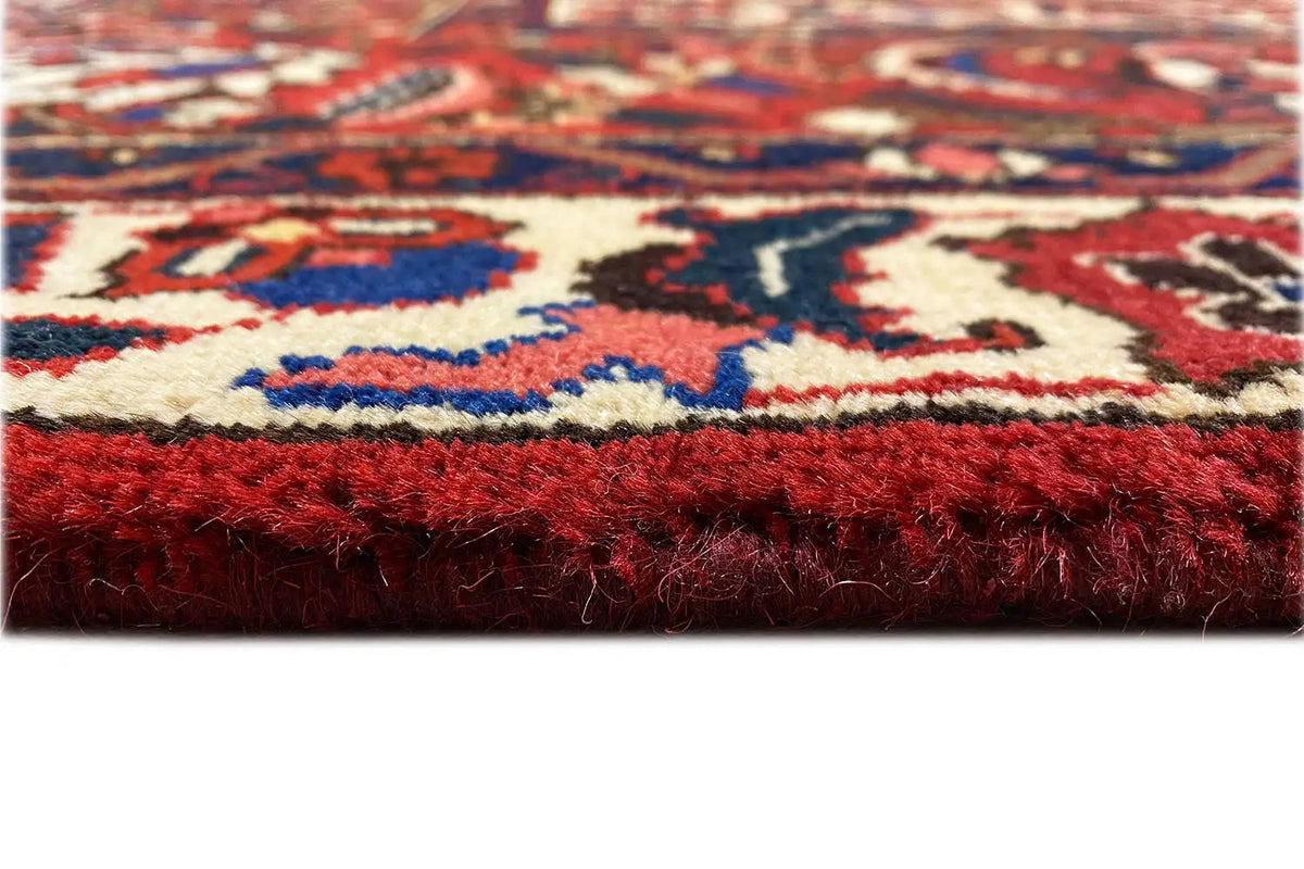 Bakhtiari rug 340x238 cm, close-up of the pile and fringes at the edge
